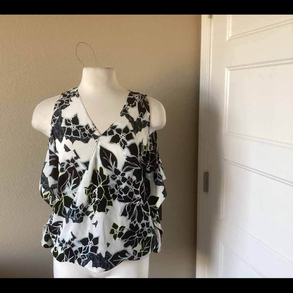 NWT Vince Camuto cold shoulder blouse size Small